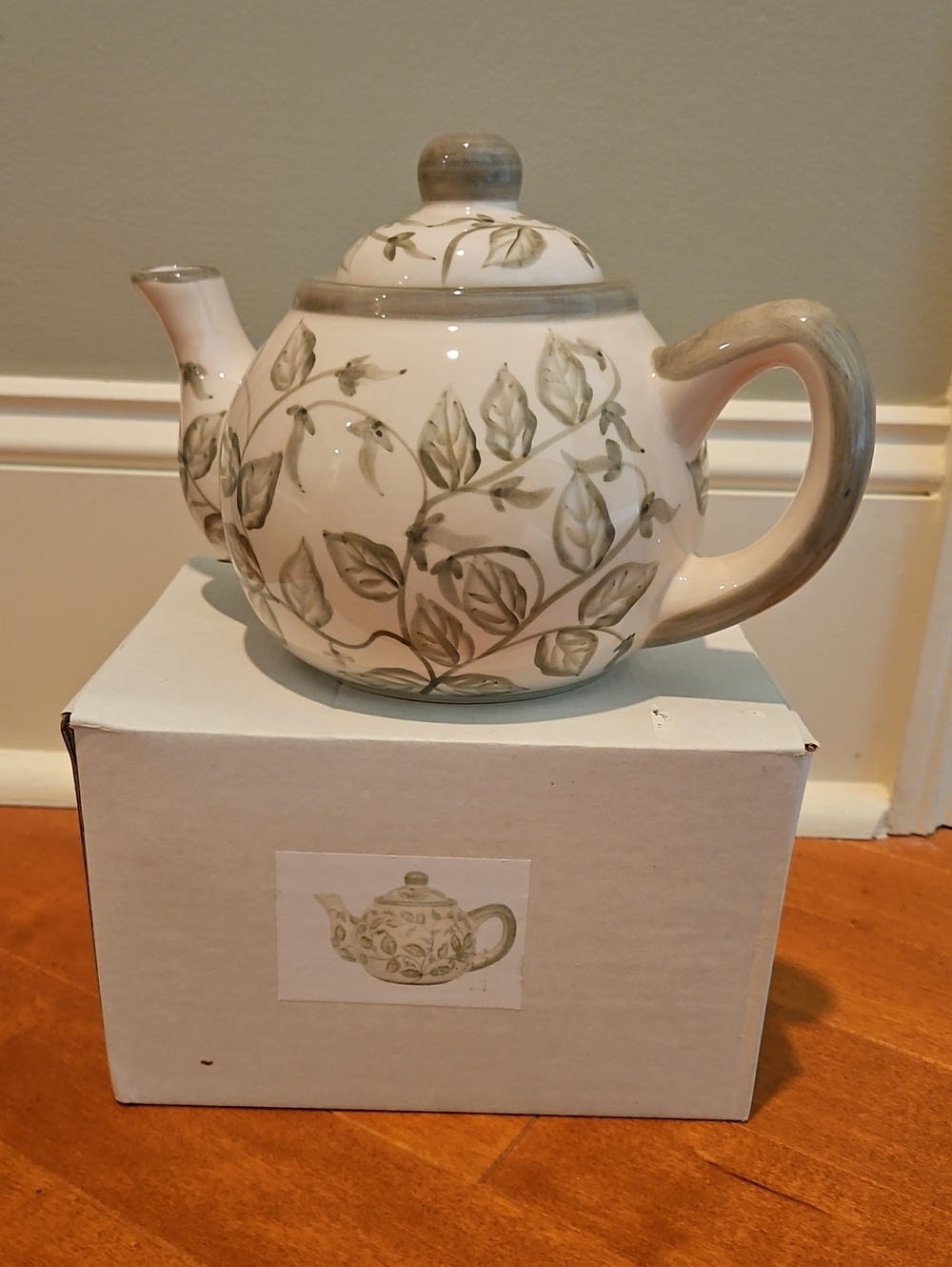 NIB Longaberger Homested Teapot - Cream & Green